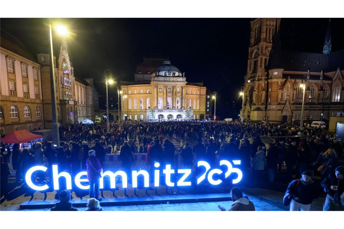Zum Abschluss des Kulturhauptstadtjahres beteiligen sich Tausende Menschen auf dem Chemnitzer Theaterplatz am Weihnachtssingen.