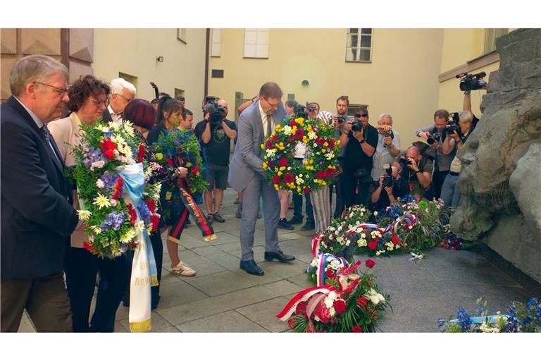 Zum Abschluss des Sudetendeutschen Tags wurden an einem ehemaligen Gestapo-Gefängnis Kränze und Blumen niedergelegt.
