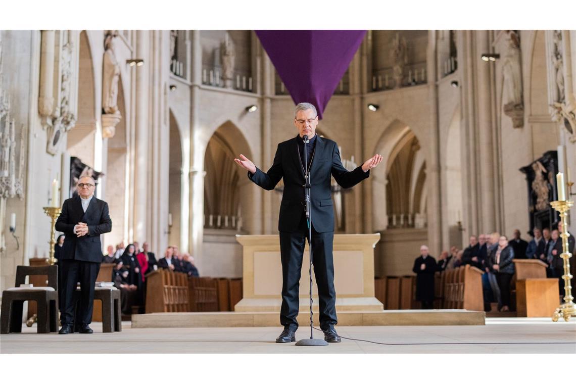 Zum Abschluss segnete der designierte Bischof die Gläubigen im Dom.