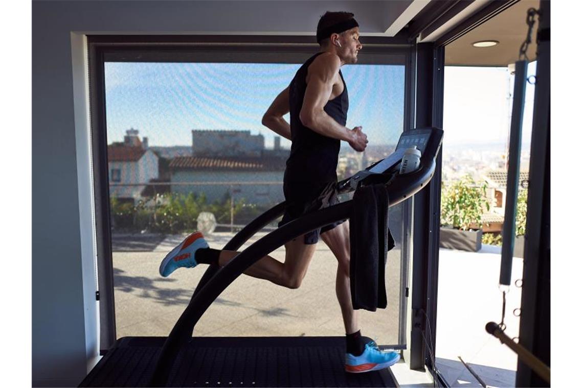 Zum Abschluss steht für Jan Frodeno ein Marathon auf dem Laufband an. Foto: Felix Rüdiger/dpa