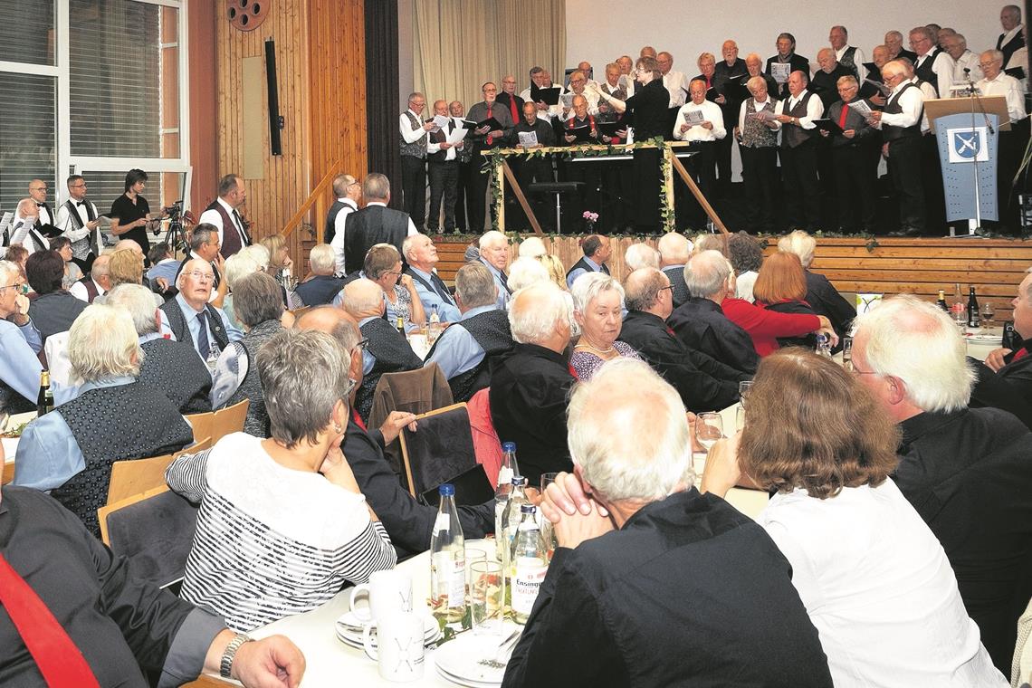 Ansingen gegen den Nachwuchsmangel Zum Abschluss treten alle Chöre gemeinsam auf. Als Schlusslied ist „La Montanara“ angesagt. Foto: J. Fiedler