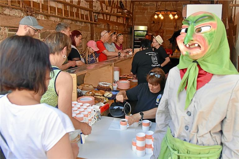 Zum Auftakt der Café-Saison haben die Reichenberger Burghexen mitgeholfen und so die Vereinskasse etwas aufgefüllt. Foto: Tobias Sellmaier