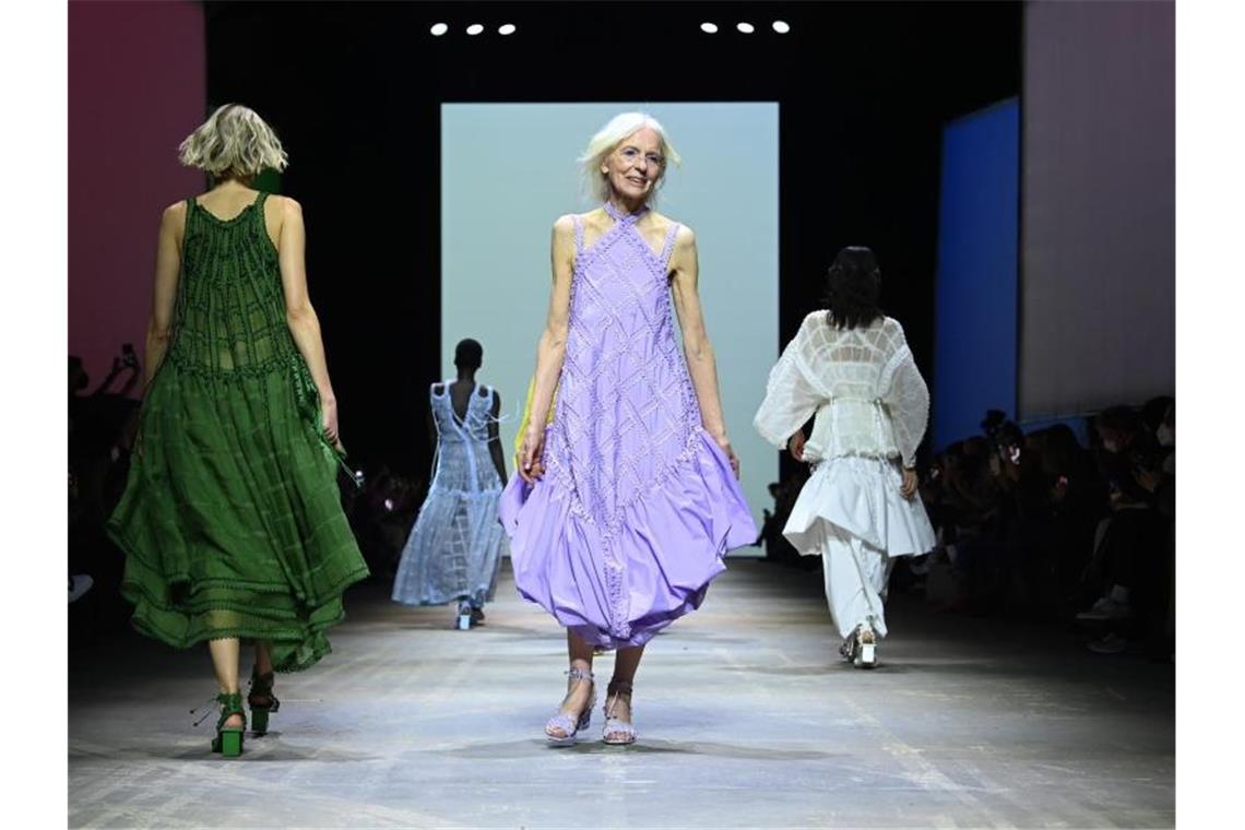 Berliner Modewoche als Zeichen für Freiheit Zum Auftakt der Fashion Week zeigt die finnische Designerin Sofia Ilmonen ihre Kreationen. Foto: Jens Kalaene/dpa-Zentralbild/dpa