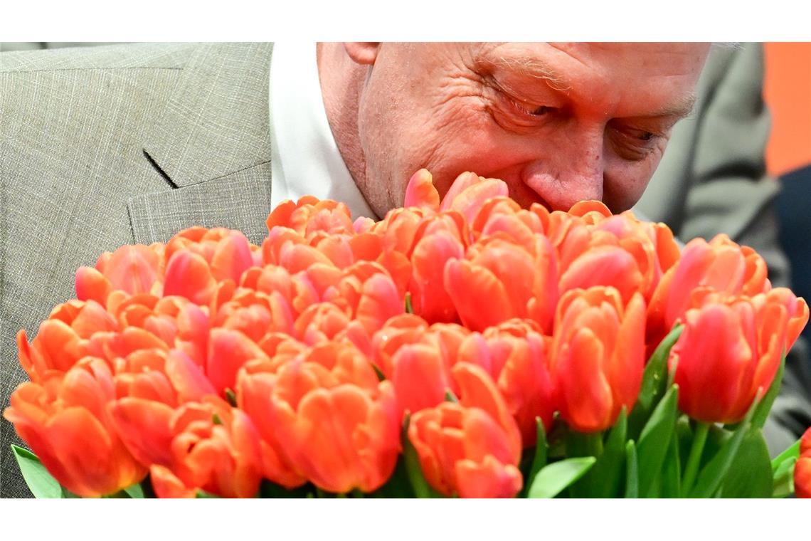 Zum Auftakt der Grünen Woche: Minister Rainer riecht an niederländischen Tulpen