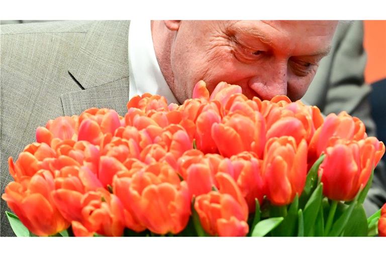 Zum Auftakt der Grünen Woche: Minister Rainer riecht an niederländischen Tulpen