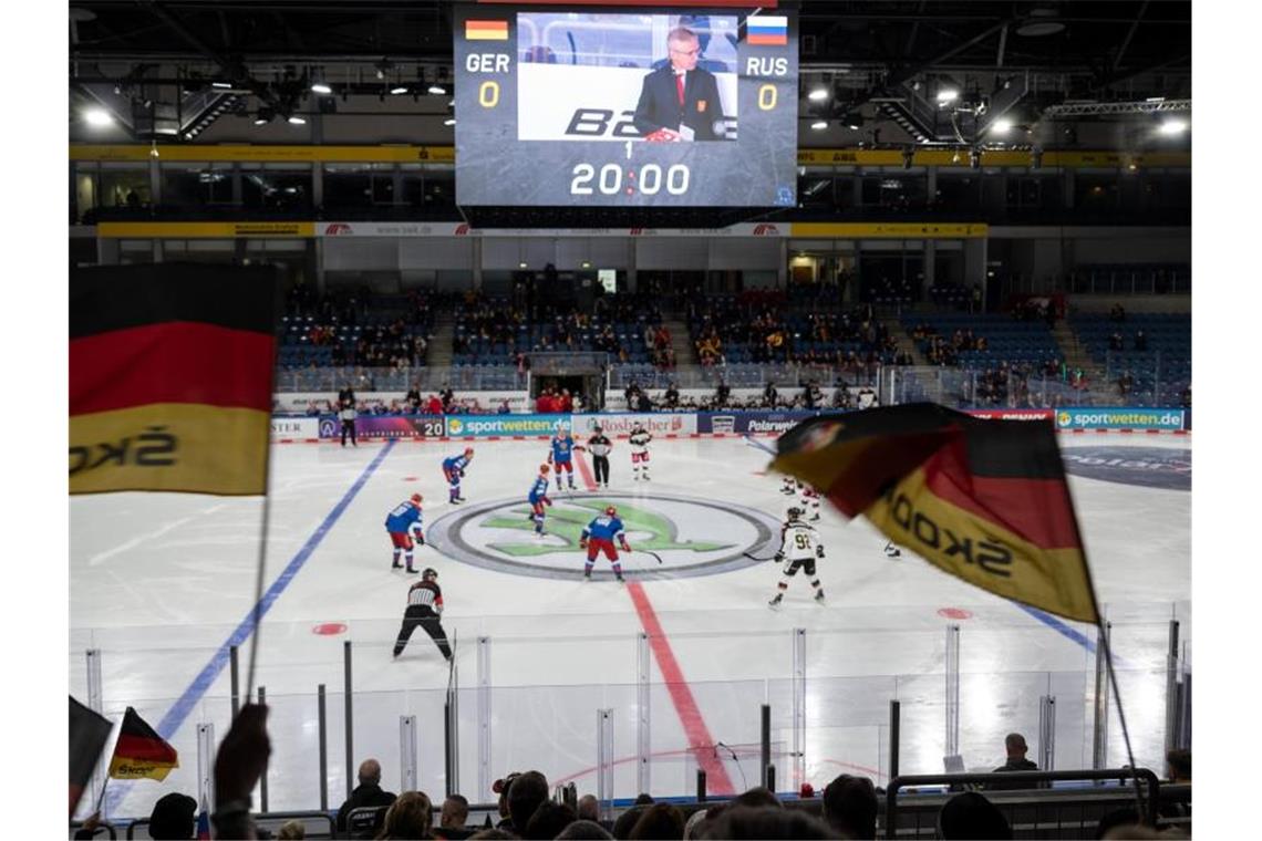 Nur Zuschauerzuspruch enttäuscht zum Deutschland-Cup-Start Zum Auftakt des Deutschland Cups kamen nur wenig Zuschauer. Foto: Bernd Thissen/dpa
