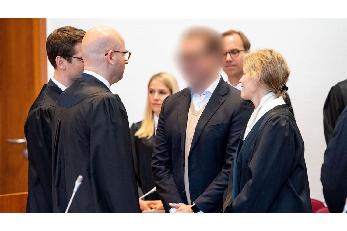 Cum-Ex-Akteur zahlt elf Millionen Euro an den Staat Zum Auftakt des ersten Cum-Ex-Strafprozesses 2019 vor dem Landgericht Bonn steht der Angeklagte (gepixelt) im Gerichtssaal. (Archivbild)