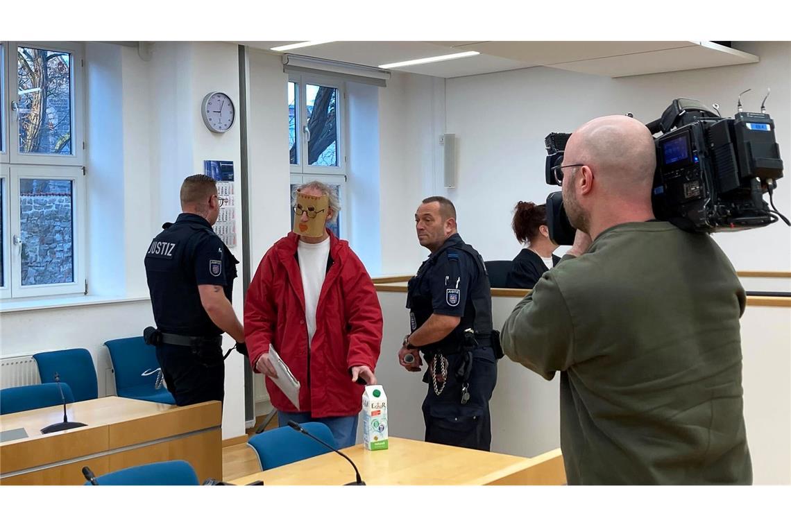 Zum Auftakt des Prozesses um die mutmaßliche Geiselnahme war der Andrang groß; der Zuschauer Raum war fast vollständig besetzt.
