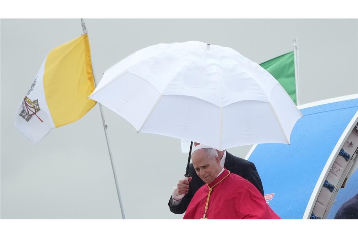 Zum Auftakt einer Afrika-Reise wurde Papst Leo XIV. von Kritik aus dem Weißen Haus überrascht.