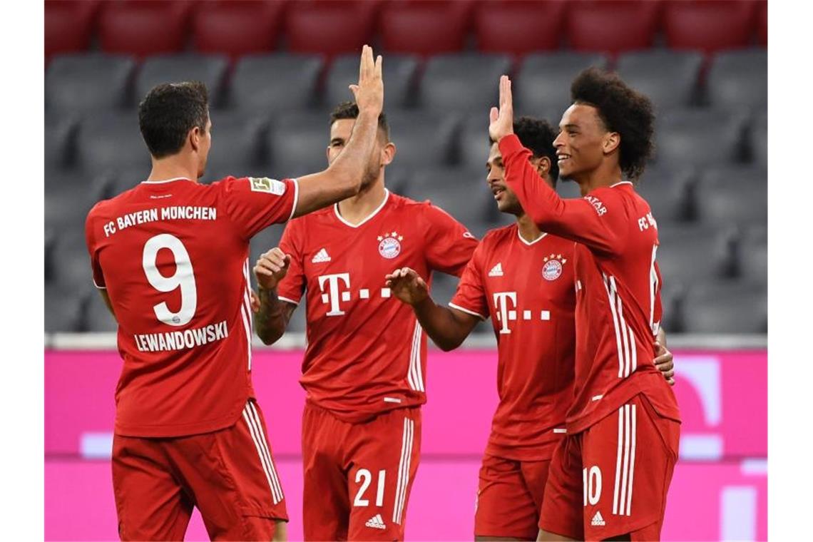 8:0-Gala ohne Fans: Triple-Bayern überrollen Schalke Zum Bundesligastart besiegen die Bayern den FC Schalke mit 8:0. Foto: Matthias Balk/dpa