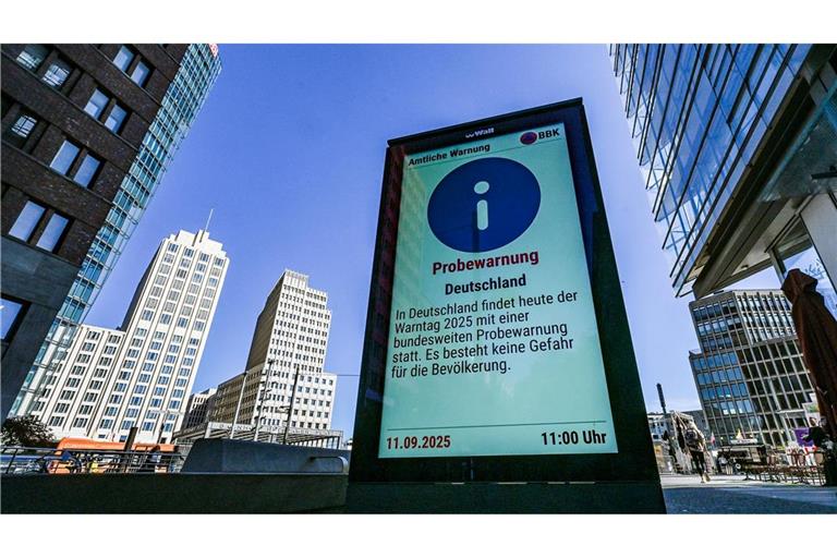 Zum Bundesweiten Warntag 2025 erscheint auf dem Bildschirm einer Werbetafel am Potsdamer Platz ein Hinweis auf die Probewarnung in Deutschland.
