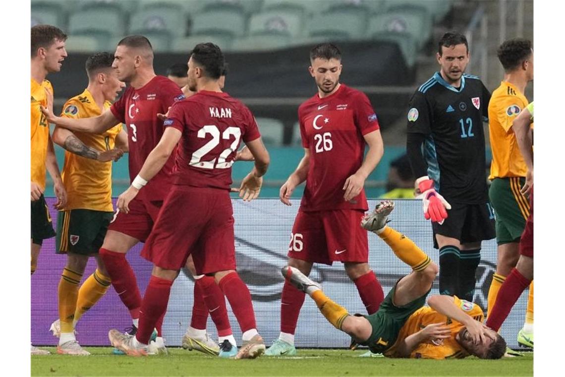 Wales siegt dank Bale und Ramsey - Türkei vor Turnier-Aus Zum Ende der Partie geraten einige Spieler aneinander. Foto: Darko Vojinovic/AP Pool/dpa