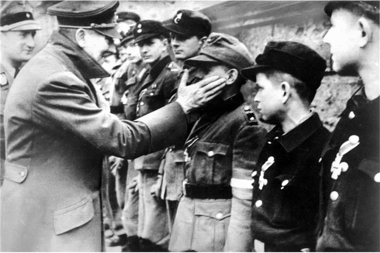 Zum Ende des Zweiten Weltkriegs, der für Deutschland in einer totalen Niederlage endete, schickte der Diktator Adolf Hitler selbst Kinder in die Schlacht.