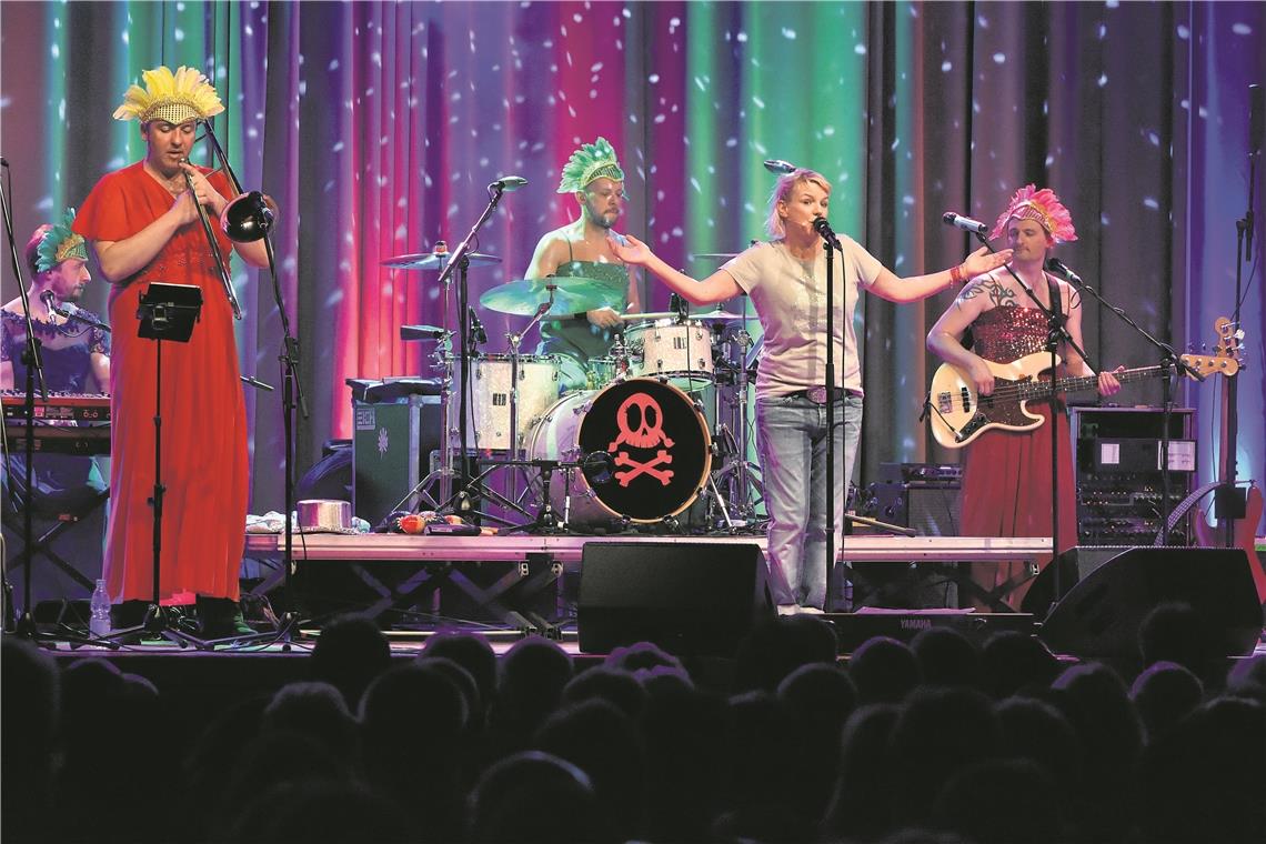 Flotte Sprüche, Songs mit schrägen Texten Zum Erfolg der Show von Mirja Boes tragen wesentlich auch die Musiker der Kölner Band Honkey Donkeys bei, die in die unterschiedlichsten Rollen schlüpfen. Fotos: T. Sellmaier