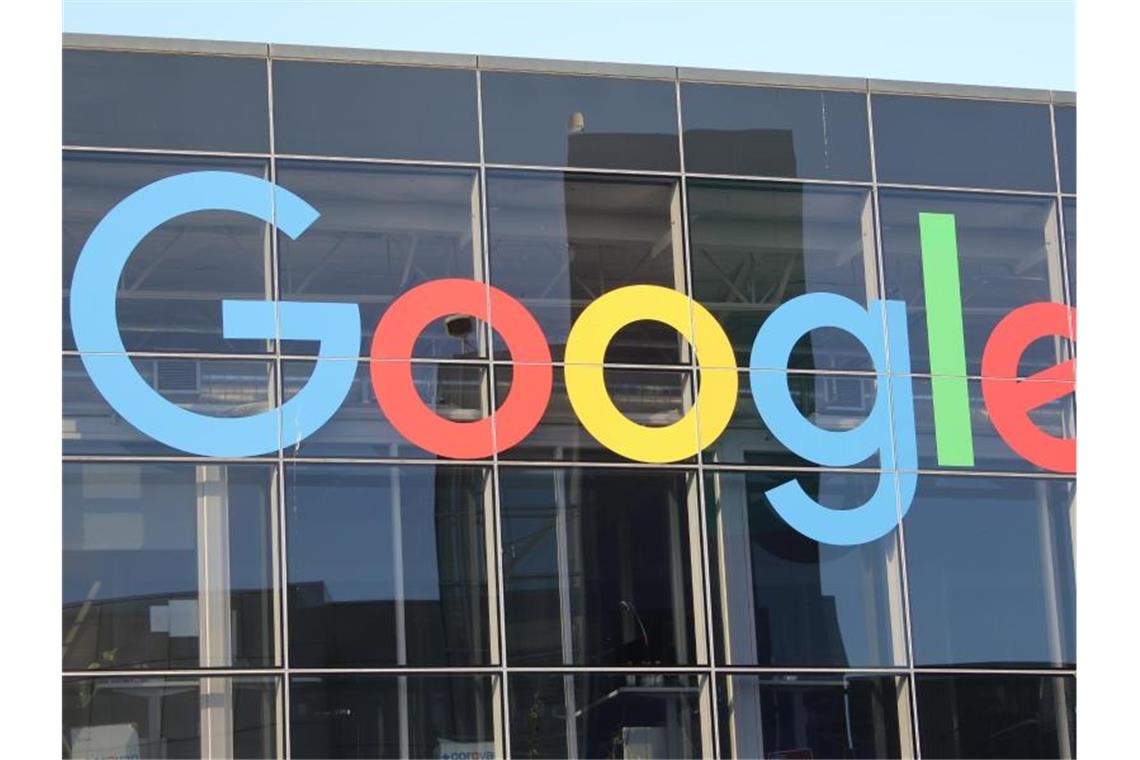 Auch Google-Mutter Alphabet knackt Billionen-Dollar-Marke Zum Erreichen des Meilensteins reichte Alphabet ein leichtes Kursplus von weniger als einem Prozent, das die Aktie auf ein Rekordhoch von knapp über 1450 Dollar hievte. Foto: Christoph Dernbach/dpa