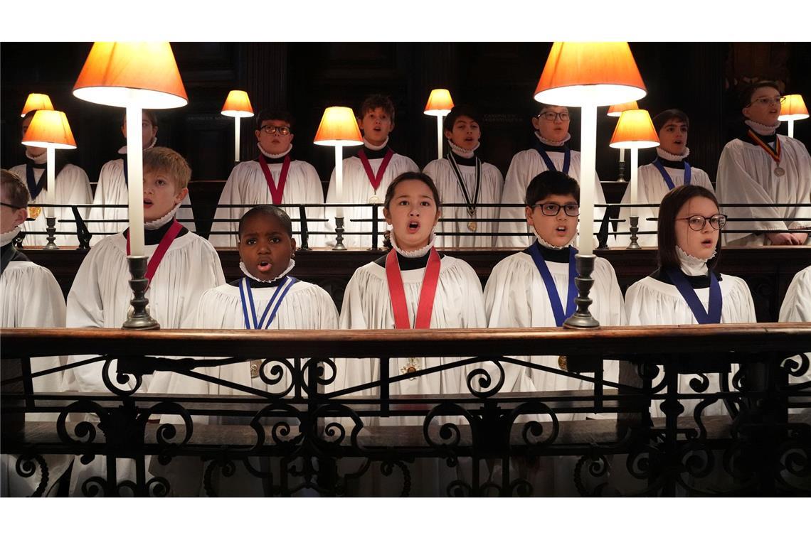 Erstmals in 900 Jahren: Mädchen im Chor von St. Paul's Zum ersten Mal dürfen Mädchen im Chor von St. Paul's mitsingen.