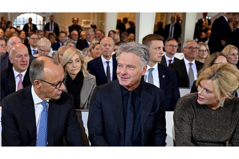 Zum ersten Mal gemeinsam beim Einheitsfest: Bundestagspräsidentin Julia Klöckner (CDU) mit ihrem Lebensgefährten Jörg Pilawa (M.) - im Gespräch mit Bundeskanzler Friedrich Merz (CDU) in der Ludwigskirche.