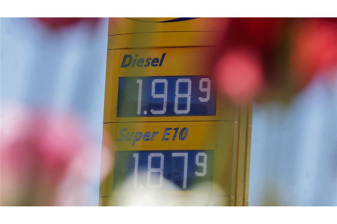 Zum ersten Mal seit Anfang März hat Diesel im bundesweiten Tagesdurchschnitt wieder weniger als 2 Euro gekostet. (Archivbild)