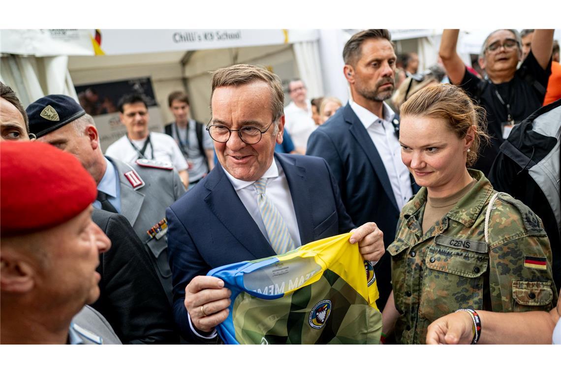 Bilder des Tages Zum erstmals 2025 begangenen Nationalen Veteranentag überreicht das Laufteam der Bundeswehr Verteidigungsminister Boris Pistorius ein Trikot beim Bürgerfest am Reichstagsgebäude