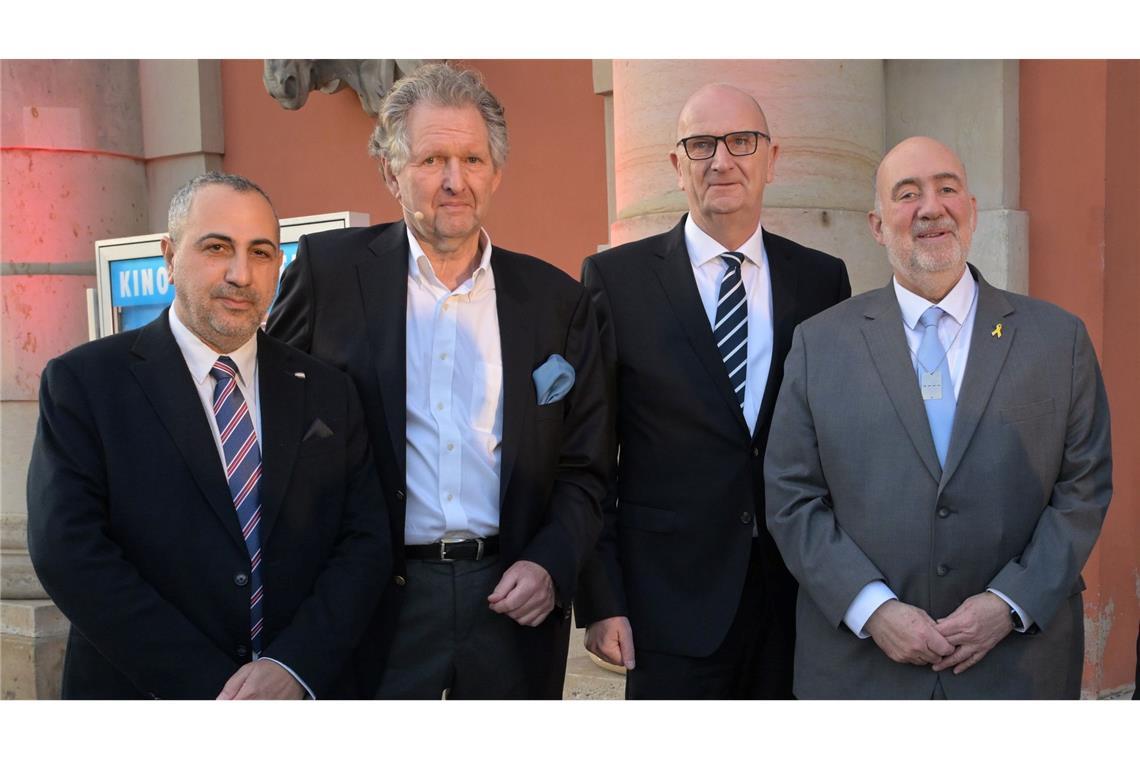 Günther Jauch pflegt Kontakt zu Holocaust-Überlebender Zum Festakt der Ausstellung kam auch der Botschafter des Staates Israel in Deutschland, Ron Prosor (rechts).