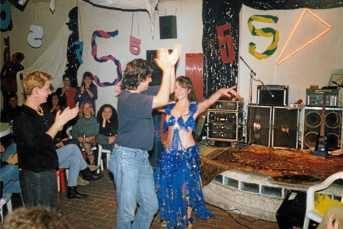 Zum fünfjährigen Monokel-Bestehen organisierte Renate Mersiovsky einen spektakulären Abend mit der Bauchtänzerin Zaliha. Davor, danach und zwischendurch spielten die Botswana Blues. Foto: Renate Mersiovsky