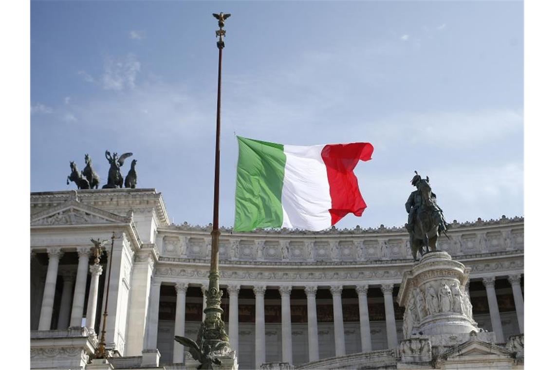 Zum Gedenken an die Opfer des Covid-19-Virus sind die Fahnen in ganz Italien wie hier am Viktor-Emanuels-Denkmal in Rom auf Halbmast gesetzt worden. Foto: Cecilia Fabiano/LaPresse via ZUMA Press/dpa