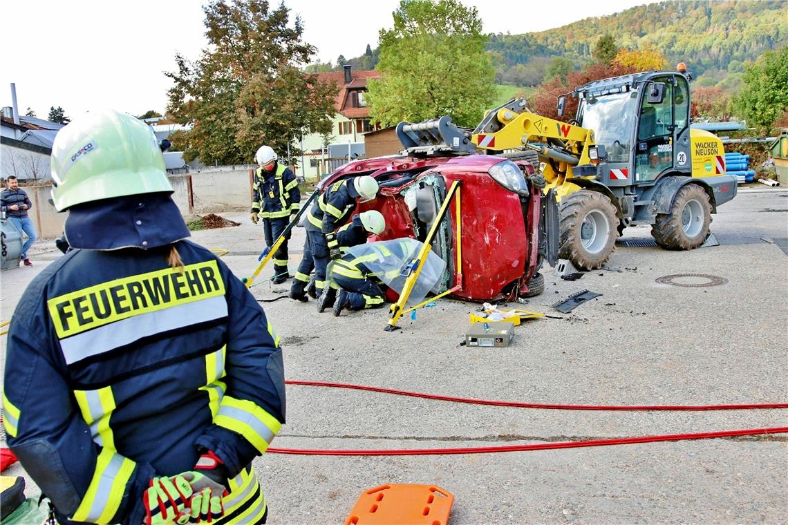 Person von Auto eingeklemmt und Brand in einer Halle Zum Glück nur eine Übung: Eine Person liegt eingeklemmt unter einem Auto. Fotos: 7aktuell/K. Lermer