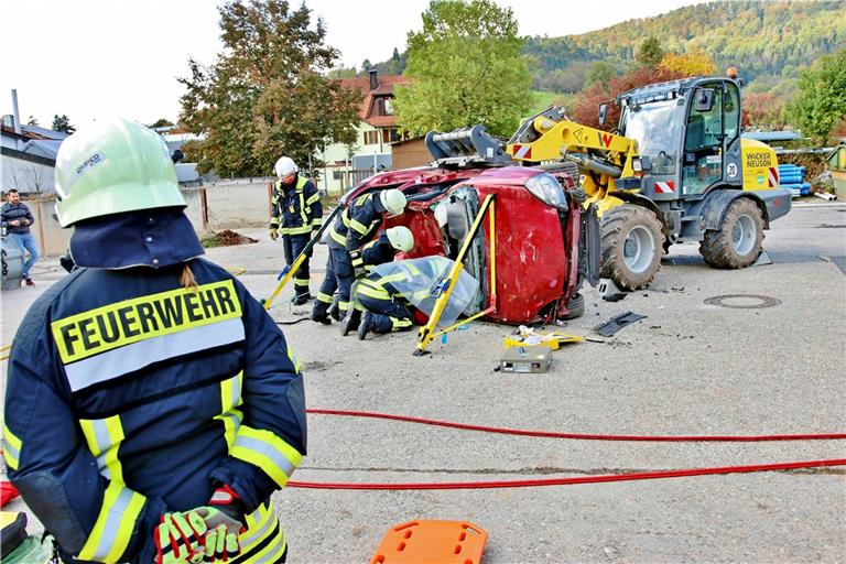 Zum Glück nur eine Übung: Eine Person liegt eingeklemmt unter einem Auto. Fotos: 7aktuell/K. Lermer