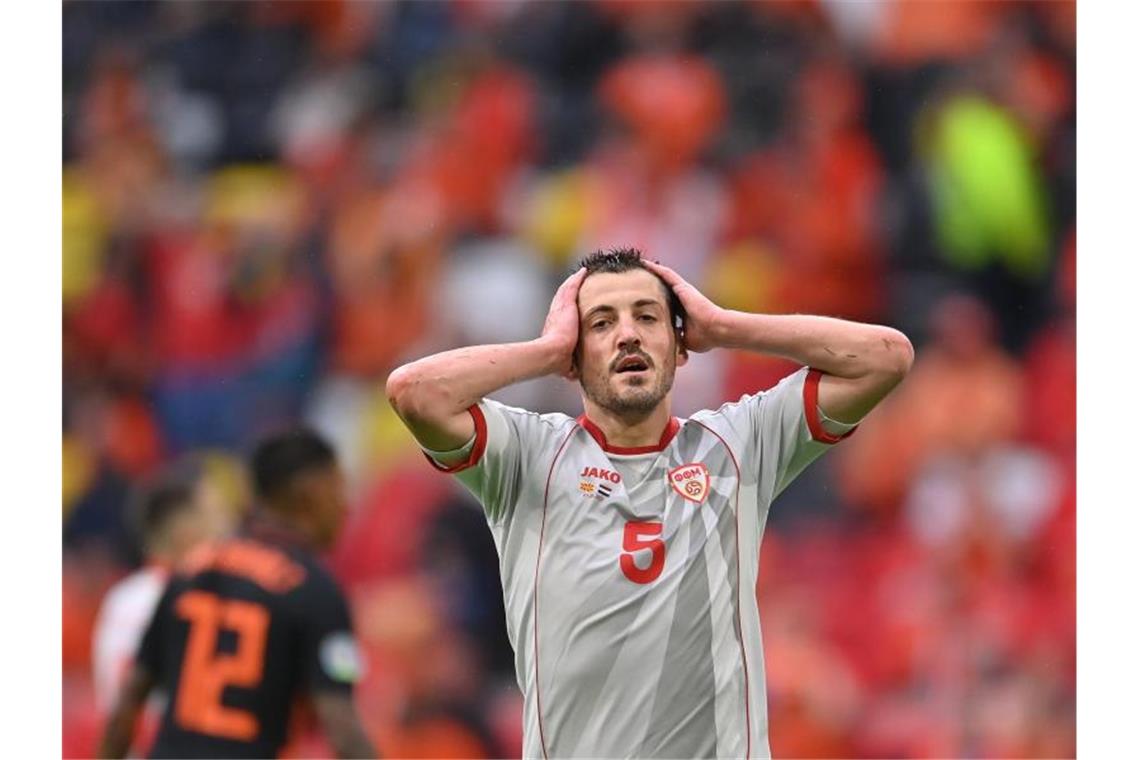 Nächster Oranje-Sieg: „Turnier geht jetzt erst richtig los“ Zum Haare raufen: Nordmazedoniens Arijan Ademi trauert einer vergebenen Chance nach. Foto: Marius Becker/dpa