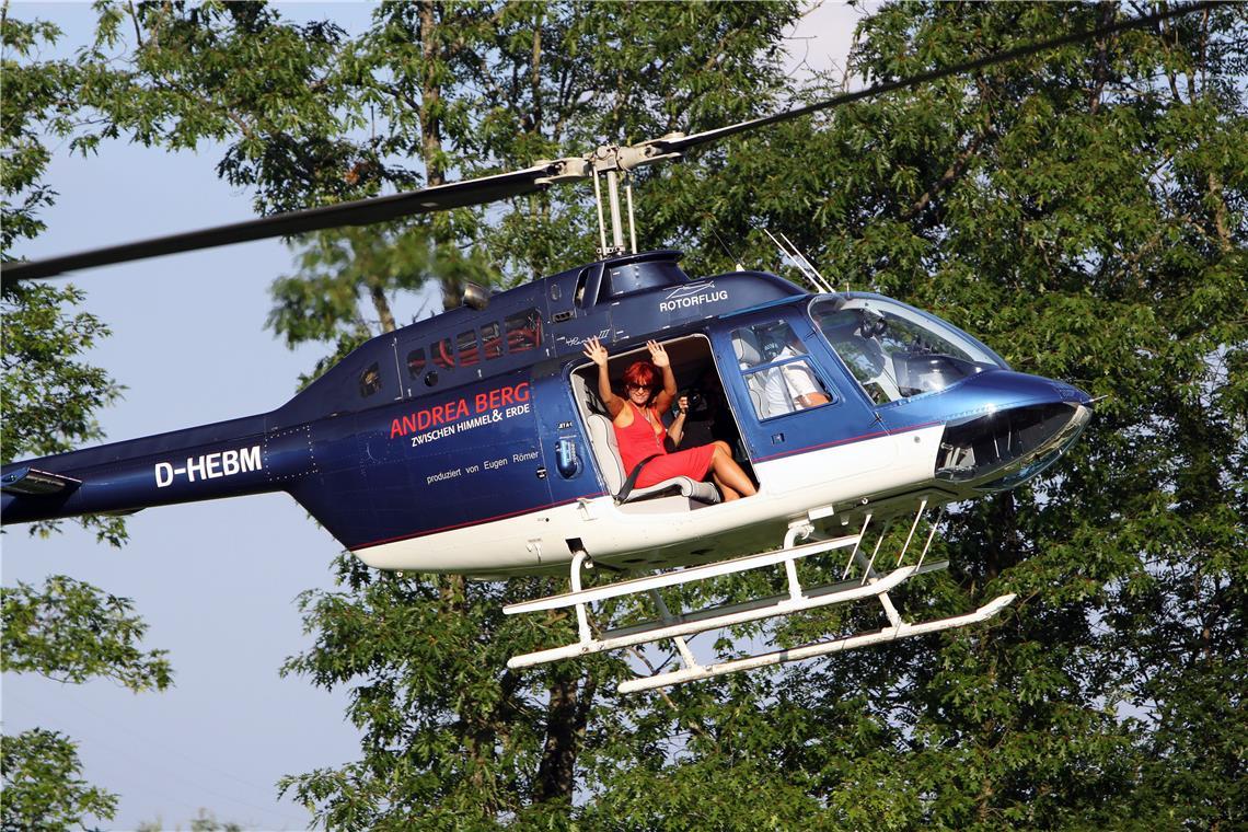 Zum Heimspiel 2009 schwebt Andrea Berg mit dem Helikopter ein.
