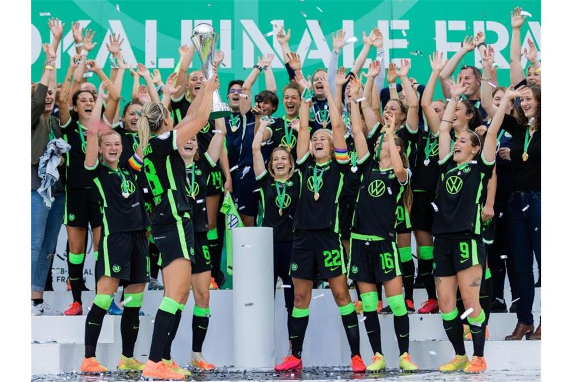 Wolfsburgerinnen nehmen jetzt das Triple ins Visier Zum insgesamt siebten Mal holen die Wolfsburger Frauen den DFB-Pokal. Foto: Rolf Vennenbernd/dpa