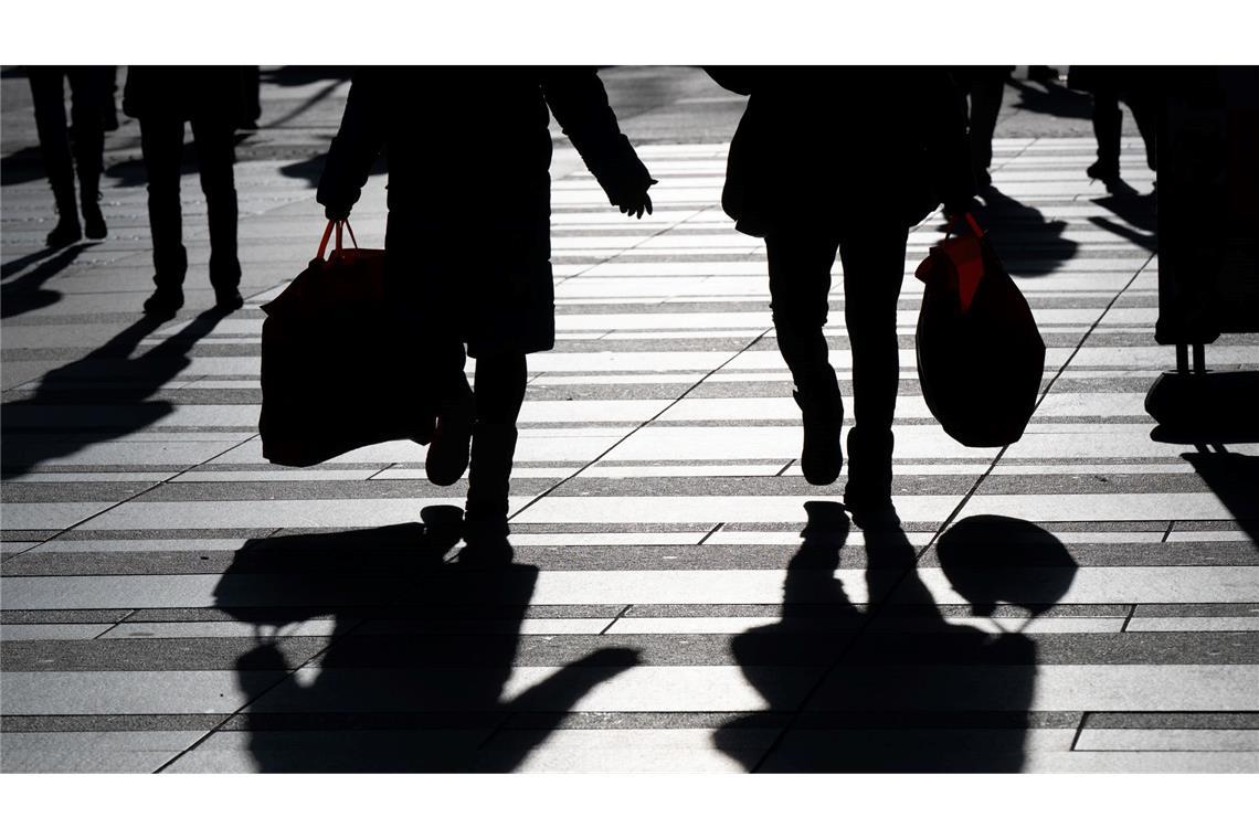 Zum Jahresanfang hat die Kauflaune der Menschen in Deutschland sich aufgehellt, es bleiben aber reichlich Unsicherheiten, die den Konsum bremsen können. (Symbolbild)