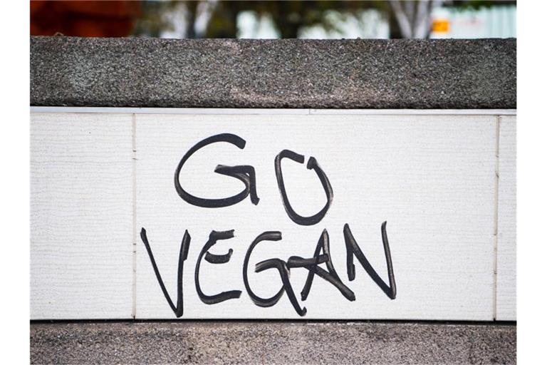 Zum Jahresbeginn beteiligen sich Menschen weltweit an der Initiative „Veganuary“ und verzichten einen Monat auf tierische Produkte. Foto: Andreas Arnold/dpa