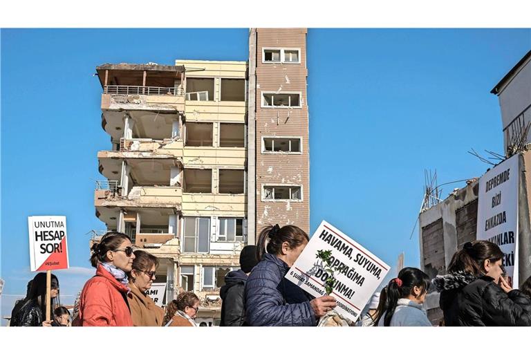 Zum Jahrestag 2025 gab es Demonstrationen von Hinterbliebenen, hier in der Provinz Hatay