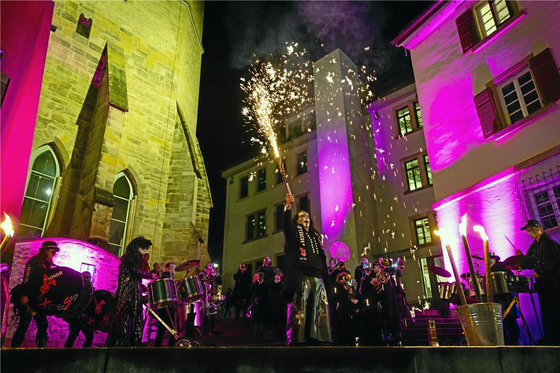 Die Backnanger Narren erobern das Rathaus Zum Karnevalsbeginn gaben die Guggenmusiker von XS-Excess an der Treppe des Markgrafenhofs, direkt am Stadtturm, ab 18.11 Uhr ein schaurig-schönes Platzkonzert in ihren dunklen Gothicgewändern. Fotos: Alexander Becher