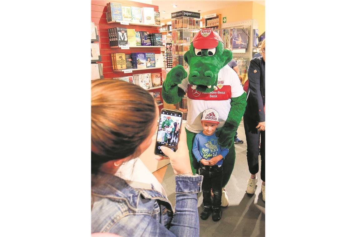 Zum Kinderfest besuchte das VfB-Maskottchen Fritzle eine Backnanger Buchhandlung. Autogramm- und Fotowünsche wurden natürlich erfüllt.