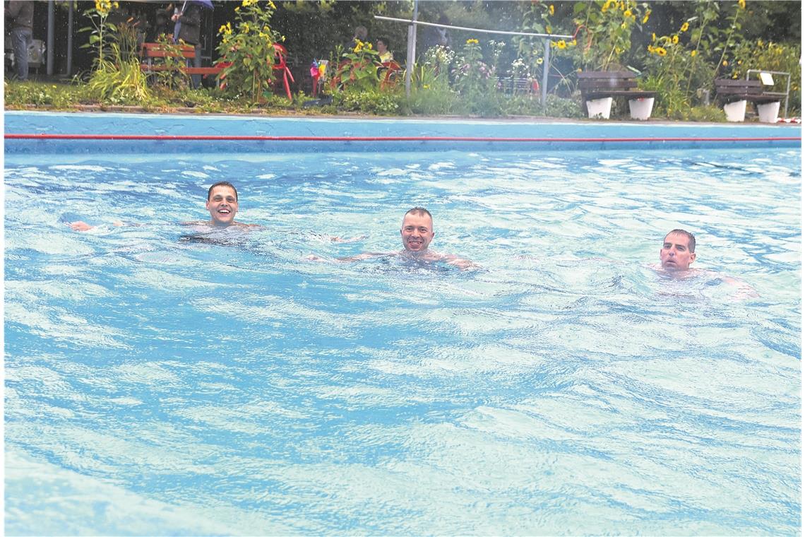Zum letzten Mal im „Wellenbad“ (von links): Hartmut Scheel, Heiko Kaaf und Martin Pfizenmayer beim Ausbaden zum Saisonende. Fotos: T. Sellmaier