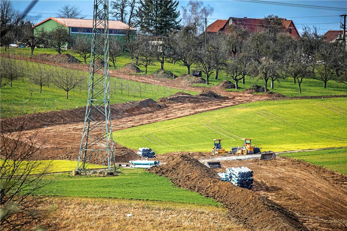 Zum neuen Wasserwerk Murr in Erbstetten hin werden aus vielen Richtungen Wasserleitungen verlegt wie hier bei Backnang-Schöntal. Foto: A. Becher