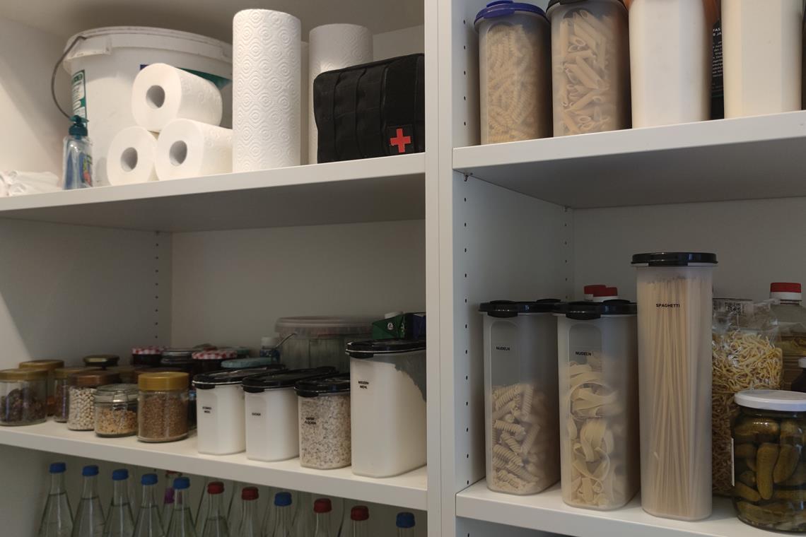 Zum Notvorrat gehören nicht nur Lebensmittel und Getränke, sondern zum Beispiel auch Hygieneartikel, wichtige Dokumente, Medikamente, ein Gaskocher, eine Taschenlampe und weitere essenzielle Dinge, die im Krisenfall nützlich sind. Fotos: privat