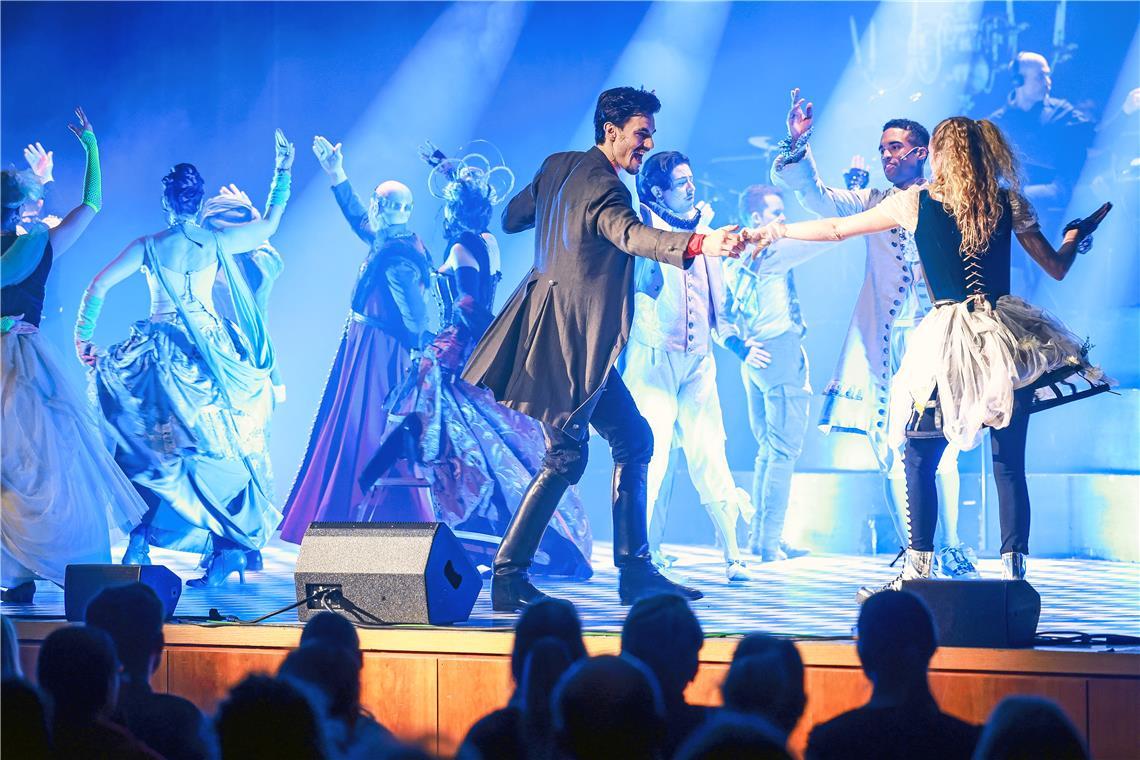 Hamlet rockt das Backnanger Bürgerhaus Zum Programm gehören auch Tanzeinlagen. Foto: Alexander Becher