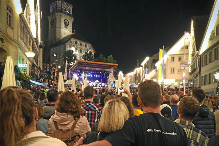 Zum Romantischen Zapfenstreich war der Backnanger Marktplatz am Montagabend wieder voll besetzt. Foto: Alexander Becher