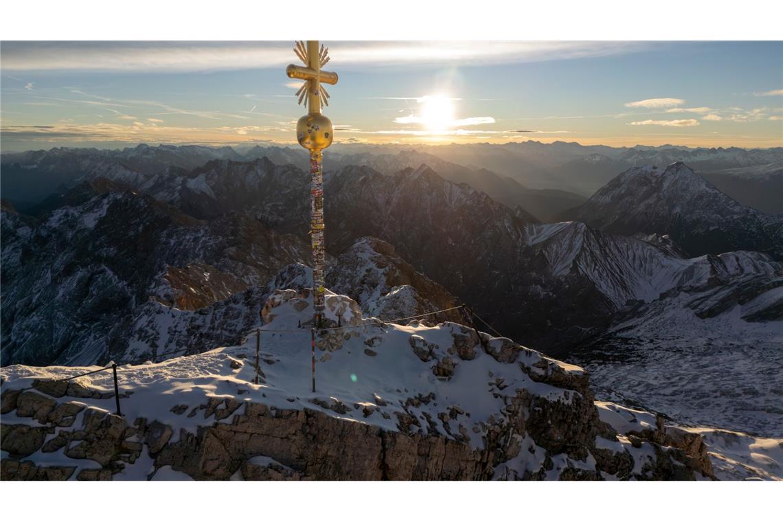 Zum Saisonstart auf der Zugspitze am 28. November soll das Kreuz wieder an seinem Platz auf dem Gipfel sein.