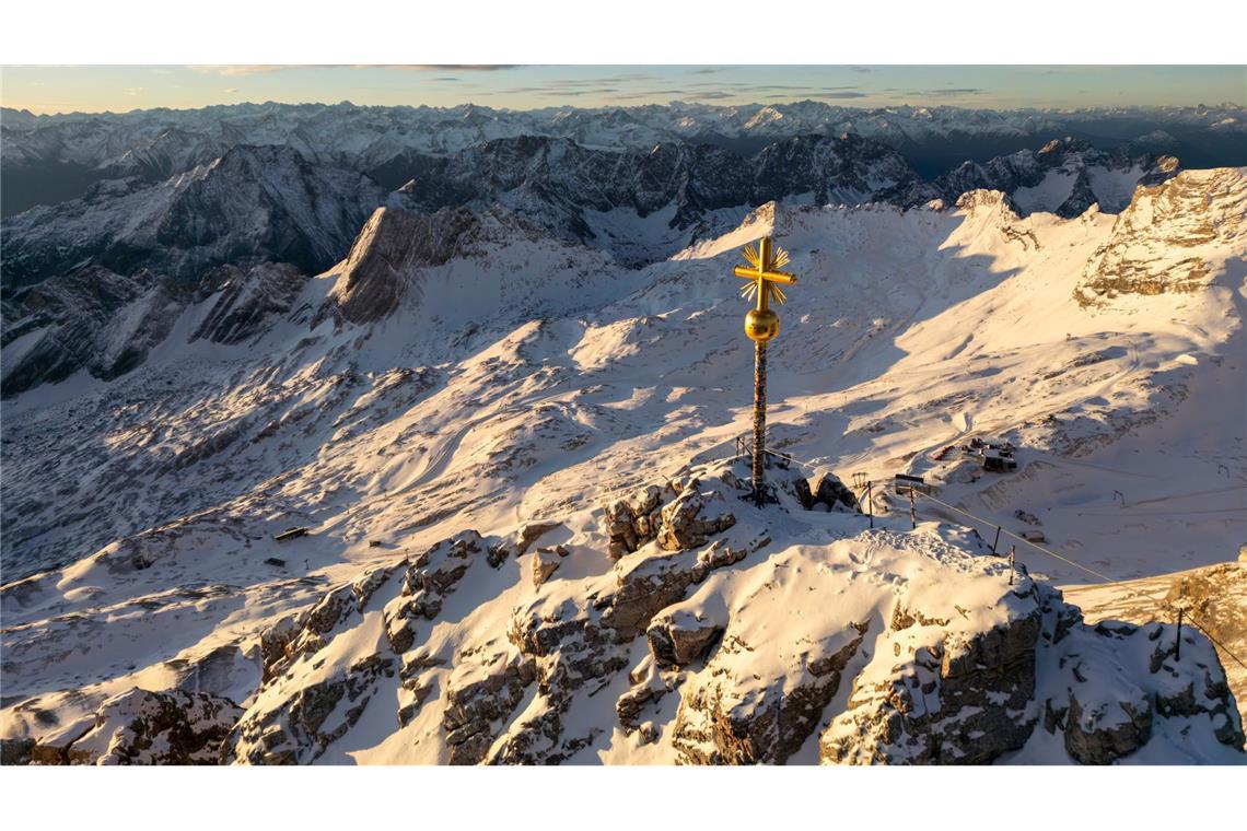 Zum Saisonstart auf der Zugspitze am 28. November soll das Kreuz wieder an seinem Platz auf dem Gipfel sein. (Archivbild)