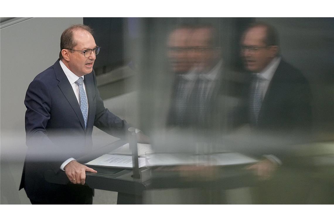 Zum Schutz gegen illegale Drohnenüberflüge plant Innenminister Alexander Dobrindt (CSU) eine Gesetzesreform. (Archivbild)