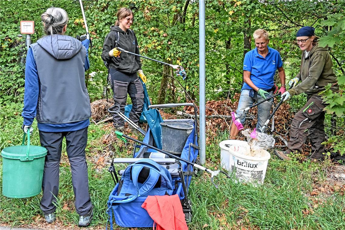 Zum sogenannten World Cleanup Day sammeln Mitglieder des Nabu-Ortsverbands Müll in einem Waldstück nahe des Finanzamts und entlang der Murr. Auch privat sammeln (von rechts) Anja McGrath, Petra Philipp und Jasmin Mössinger immer wieder Müll ein. Foto: Tobias Sellmaier