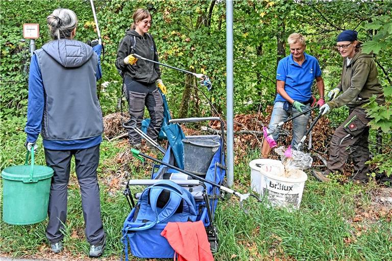Zum sogenannten World Cleanup Day sammeln Mitglieder des Nabu-Ortsverbands Müll in einem Waldstück nahe des Finanzamts und entlang der Murr. Auch privat sammeln (von rechts) Anja McGrath, Petra Philipp und Jasmin Mössinger immer wieder Müll ein. Foto: Tobias Sellmaier
