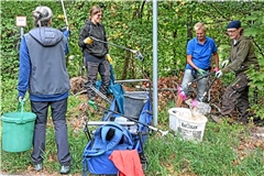 Zum sogenannten World Cleanup Day sammeln Mitglieder des Nabu-Ortsverbands Müll in einem Waldstück nahe des Finanzamts und entlang der Murr. Auch privat sammeln (von rechts) Anja McGrath, Petra Philipp und Jasmin Mössinger immer wieder Müll ein. Foto: Tobias Sellmaier