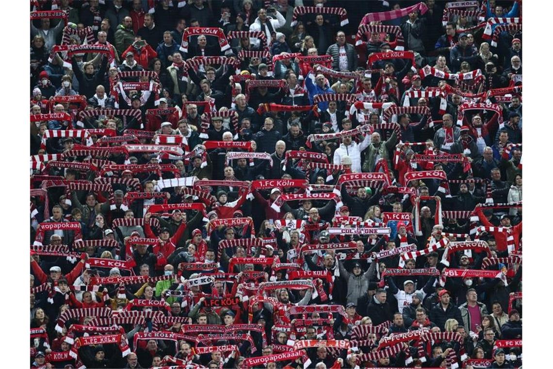 Von Geisterkulisse bis volles Haus: Corona spaltet die Liga Zum Spiel des 1. FC Köln gegen Borussia Mönchengladbach dürfen 50.000 Fans ins Stadion. Foto: Rolf Vennenbernd/dpa