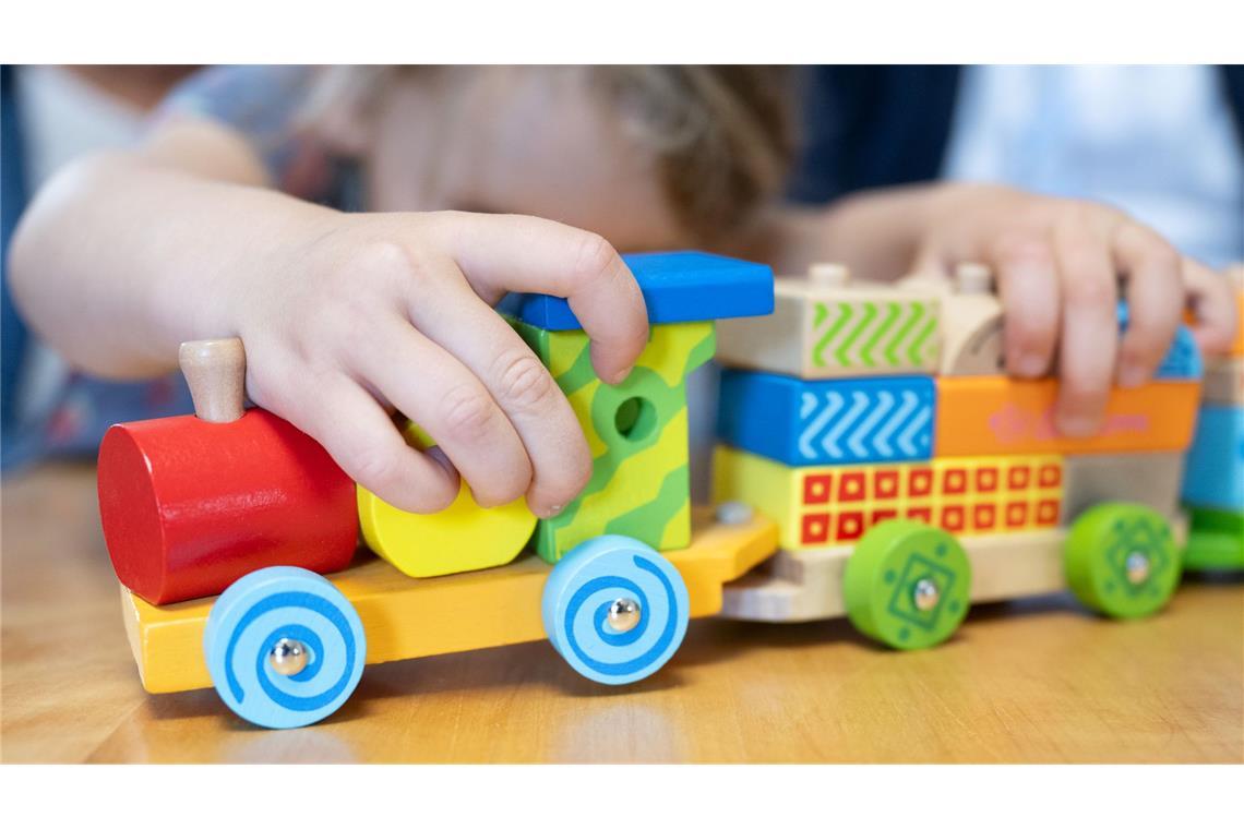 Bitte nicht stören! Was Spielen Kindern bringt Zum Spielen brauchen Kinder nicht zwingend Spielzeuge. Diese können aber wichtige Funktionen erfüllen.