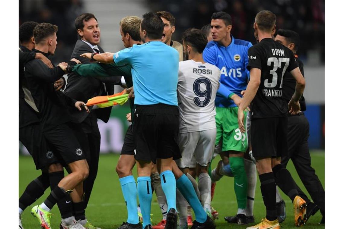 Erst Pyros, dann Özils Tor: Eintracht auch in Europa sieglos Zum Spielende liegen die Nerven bloß: Gerangel zwischen Spielern beider Mannschaften. Foto: Arne Dedert/dpa